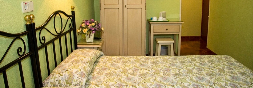 Habitación doble con dos camas | Hostal Los Alpes