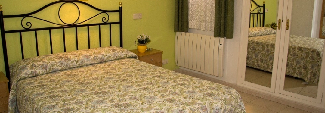 Habitación Doble con cama de matrimonio | Hostal Los Alpes