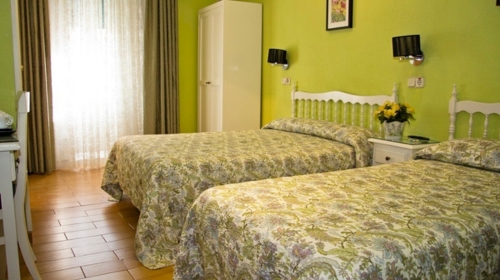 Triple Familiar Hostal Los Alpes